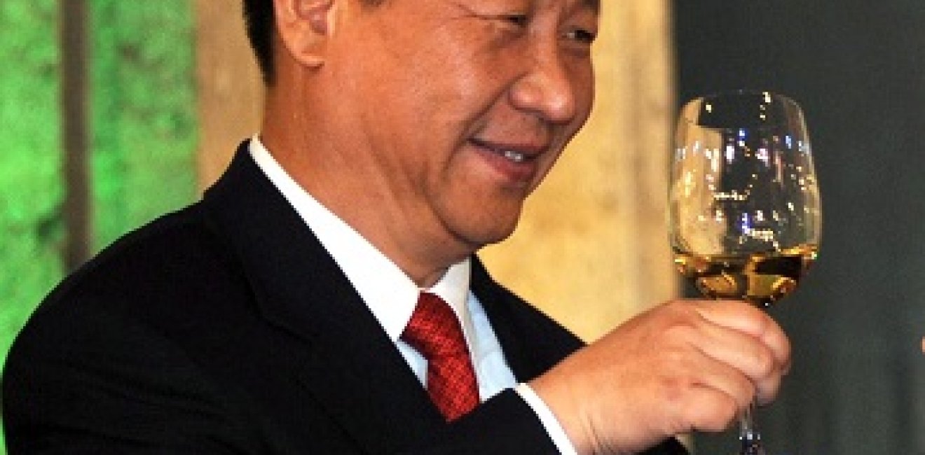 Between Bullying and Flattery: A Theory on Chinese Politics