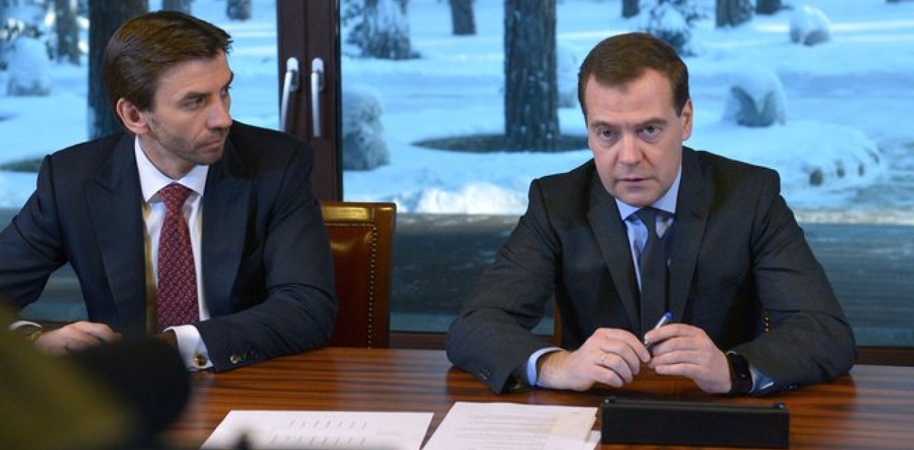 Prime Minister Dmitrii Medvedev (right) with Minister Mikhail Abyzov (left) at the Government Expert Council meeting, Moscow 2014. Source: Government.Ru