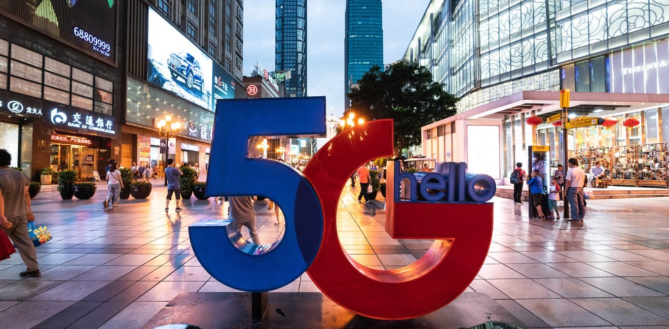 A sign reading 5G on a street in Congqing China.