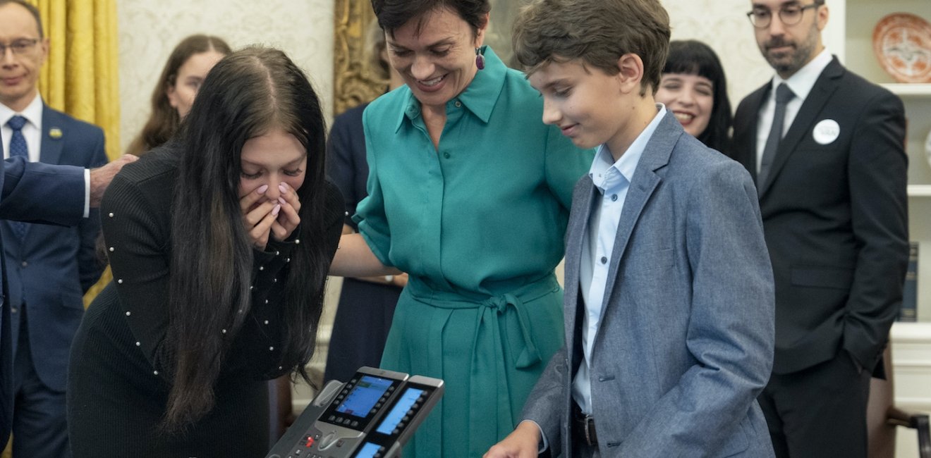 Evgenia Kara-Murza and her children talk to journalist Vladimir Kara-Murza on the phone following the prisoner swap with Russia 