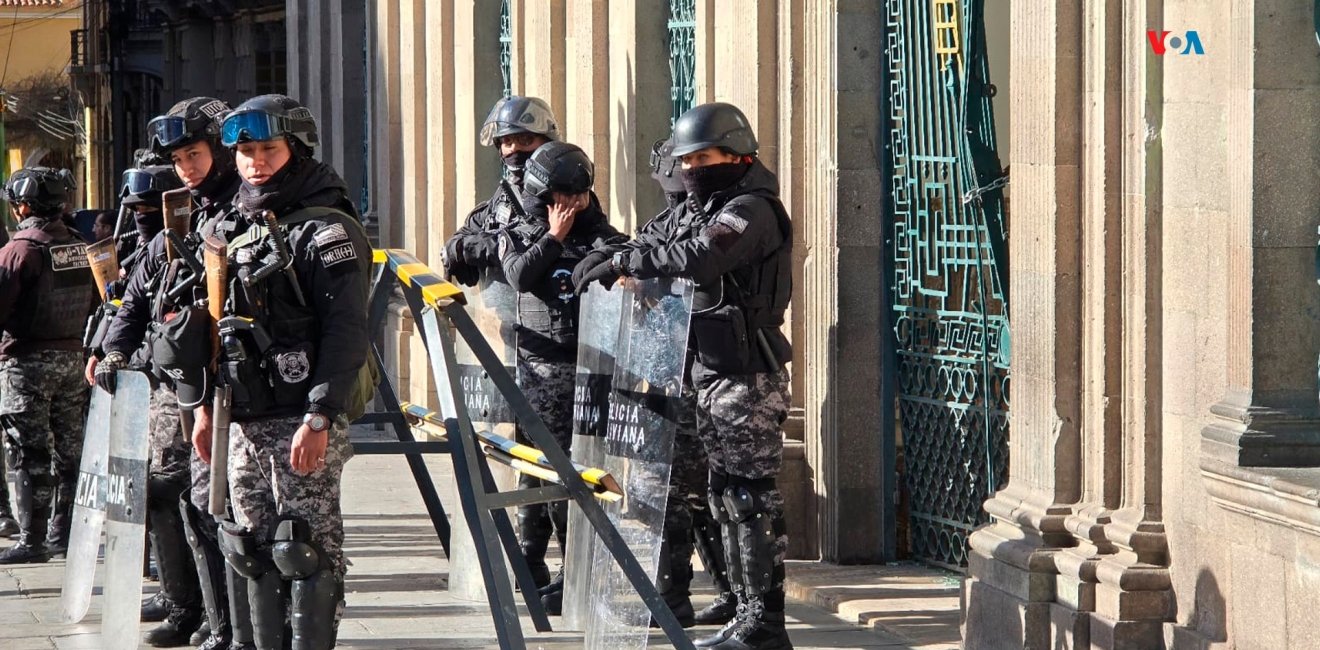 Police outside Plaza Murillo Bolivia 