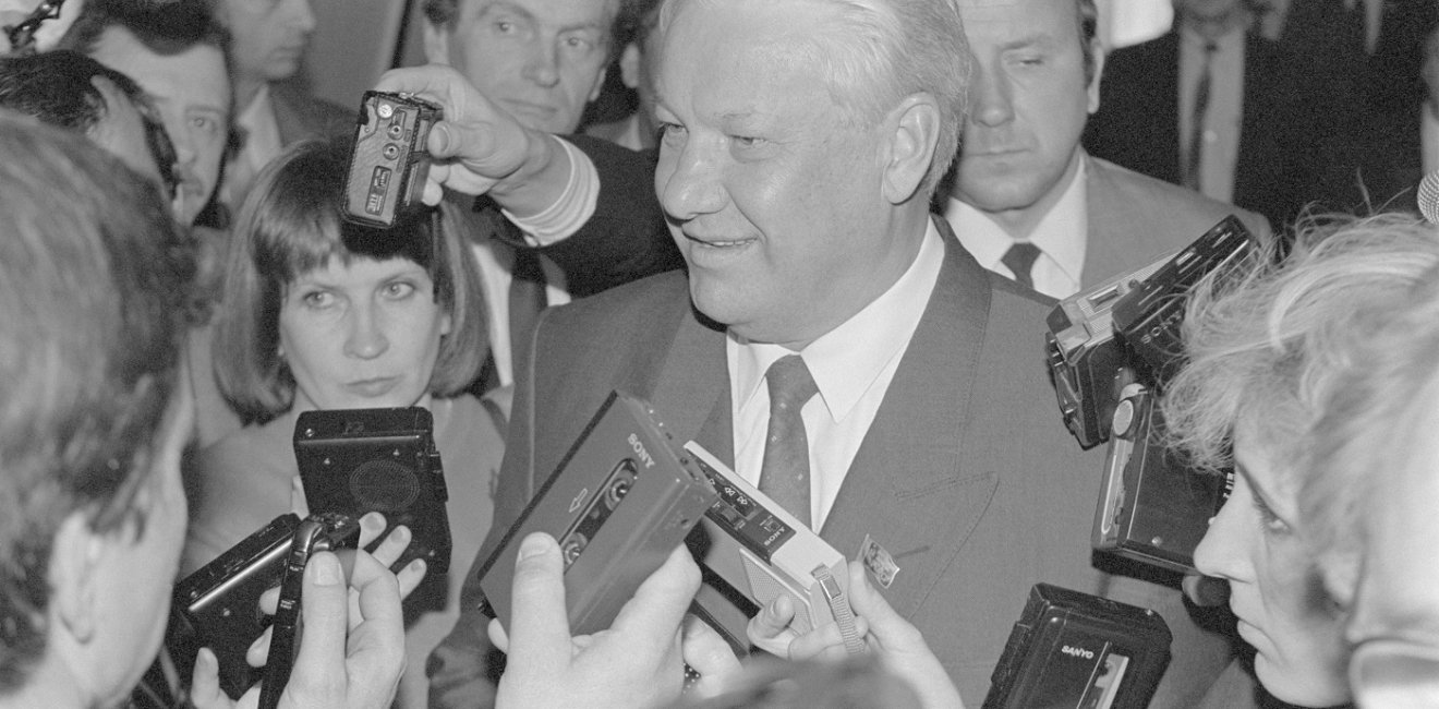 Boris Yeltsin in front of a group of reporters in 1991