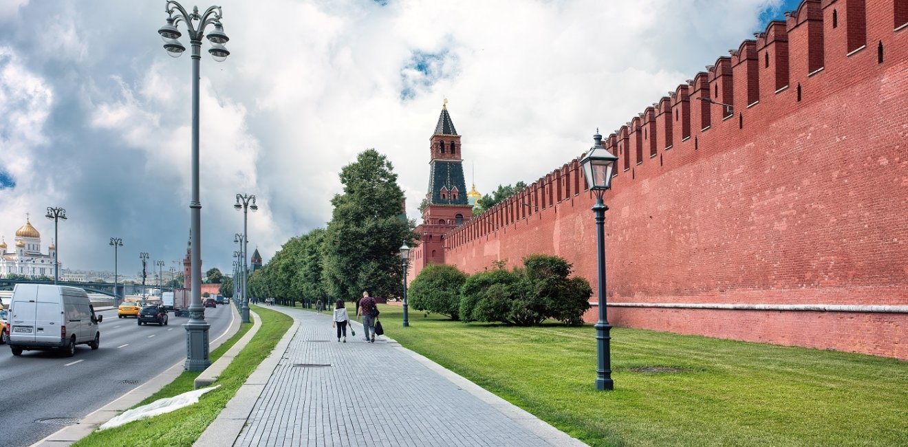 Pedestrian path along the Kremlin wall in Moscow