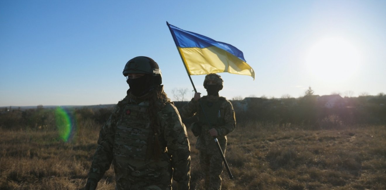 Ukraine soldiers with flag