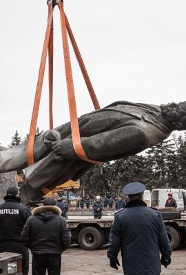 Dismantling Lenin Statue in Zaporizhzhia Ukraine