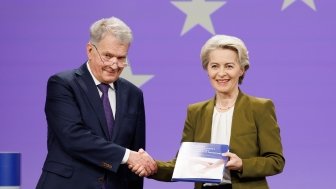 Sauli Niinistö and Ursula von der Leyen shaking hands at the presentation of the report on strengthening European preparedness