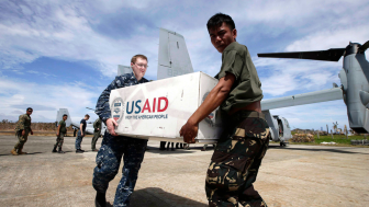 US and Philippine soldiers unload relief supplies for typhoon survivors at Guiuan township, Eastern Samar province in central Philippines, November 20, 2013. Humanitarian efforts from all over the world, led by the United States, were in central Philippines following Typhoon Haiyan, that displaced hundreds of thousands of people. AP Photo/Bullit Marquez.