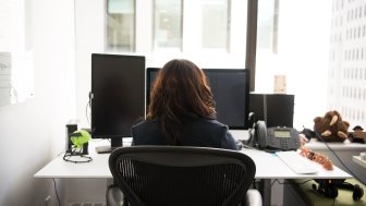 image- women at desk