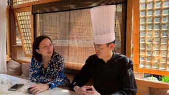 Shiyang chat with chef in Chinese restaurant