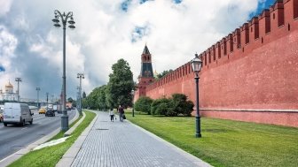 Pedestrian path along the Kremlin wall in Moscow