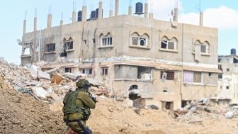 Han Yunis - Feb 7th 2024, Gaza stip. An IDF infantry commando soldier is covering towards ruin building.