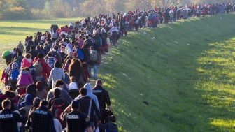 Several Thousand Refugees Travel in the Direction of Deutschland