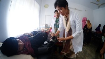  Midwives make pregnant mothers health checks at the Rohingya Refugee Camp Health Center