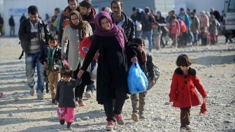 Refugees and migrants moving towards the railway station in Gevgelija.