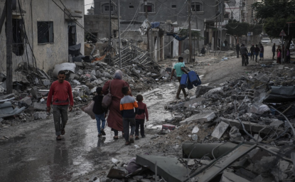 Families forcibly displaced from Gaza City to the southern Gaza Strip on the second day of the declared 4-day truce in Gaza City on October 25, 2023. Photo by Abed Zagout. Copyright: ICRC/Abed Zagout. Used with permission.