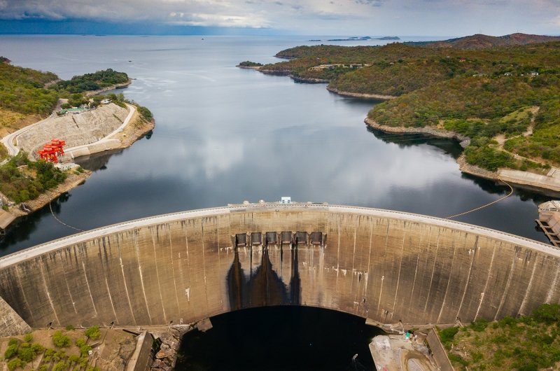 Concrete arch dam in the Kariba Gorge of the Zambezi river basin between Zambia and Zimbabwe. Dmitriy Kandinskiy/Shutterstock.