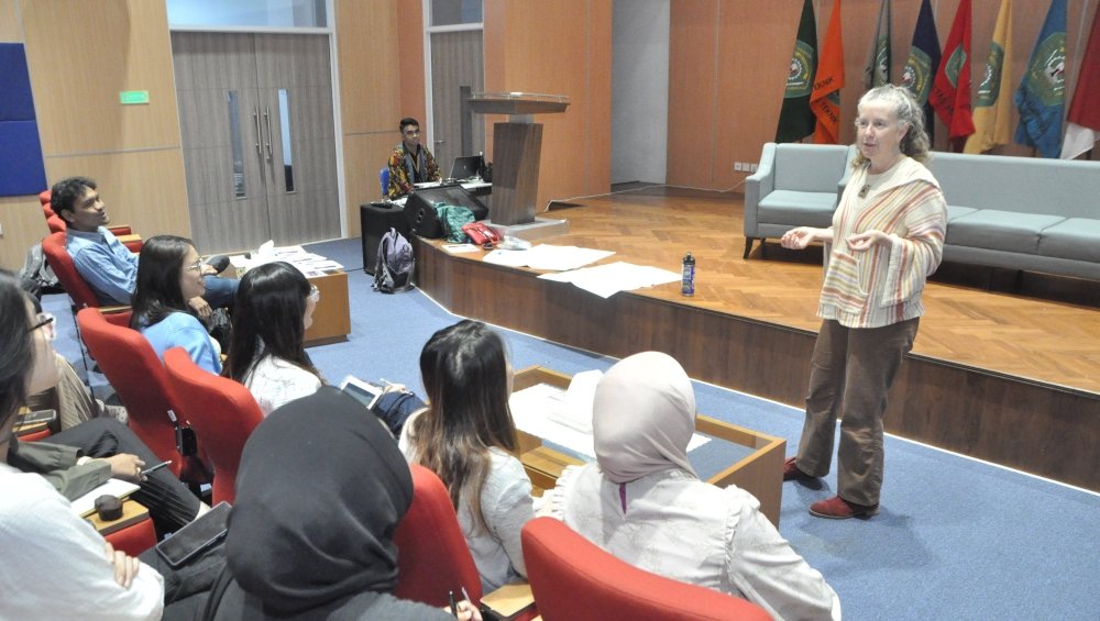 jennifer turner gives a talk in indonesia